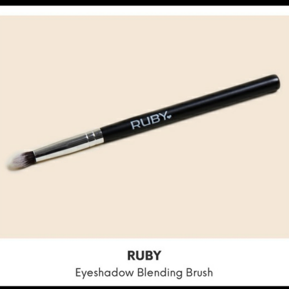 RUBY. Eyeshadow blending brush.